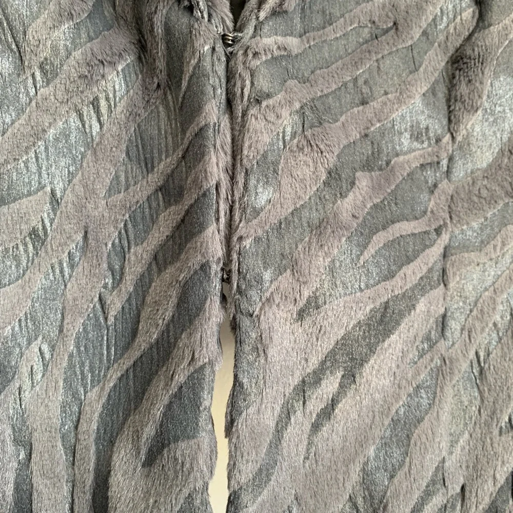 FOREVER 21 Gray Faux Fur Zebra Print Cropped Jacket size small - Picture 8 of 8